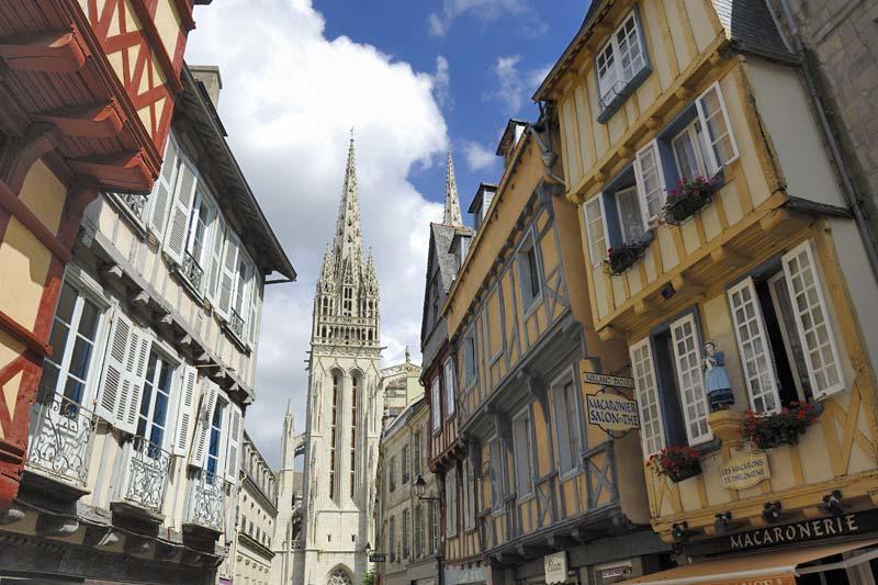 vue-sur-la-cathedrale-saint-corentin-a-quimper_large_rwd